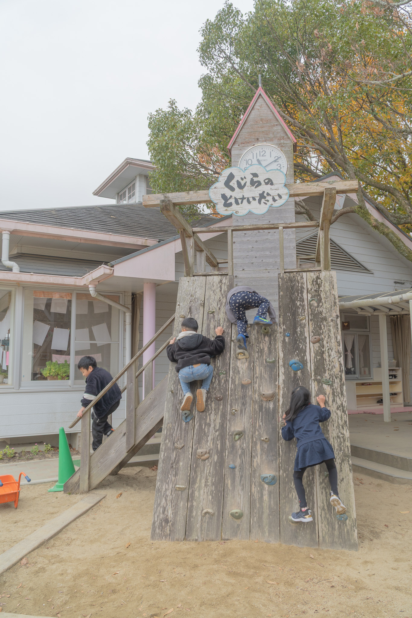 くじらのとけいだいで遊ぶ子どもたち