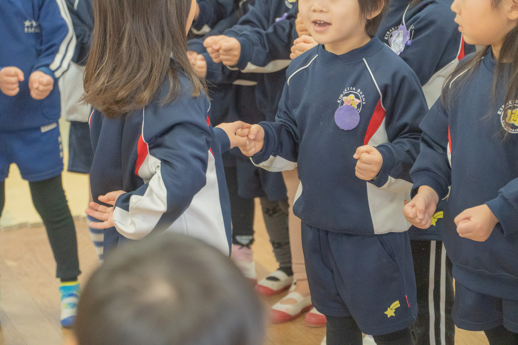 おにきめをしてあるく様子