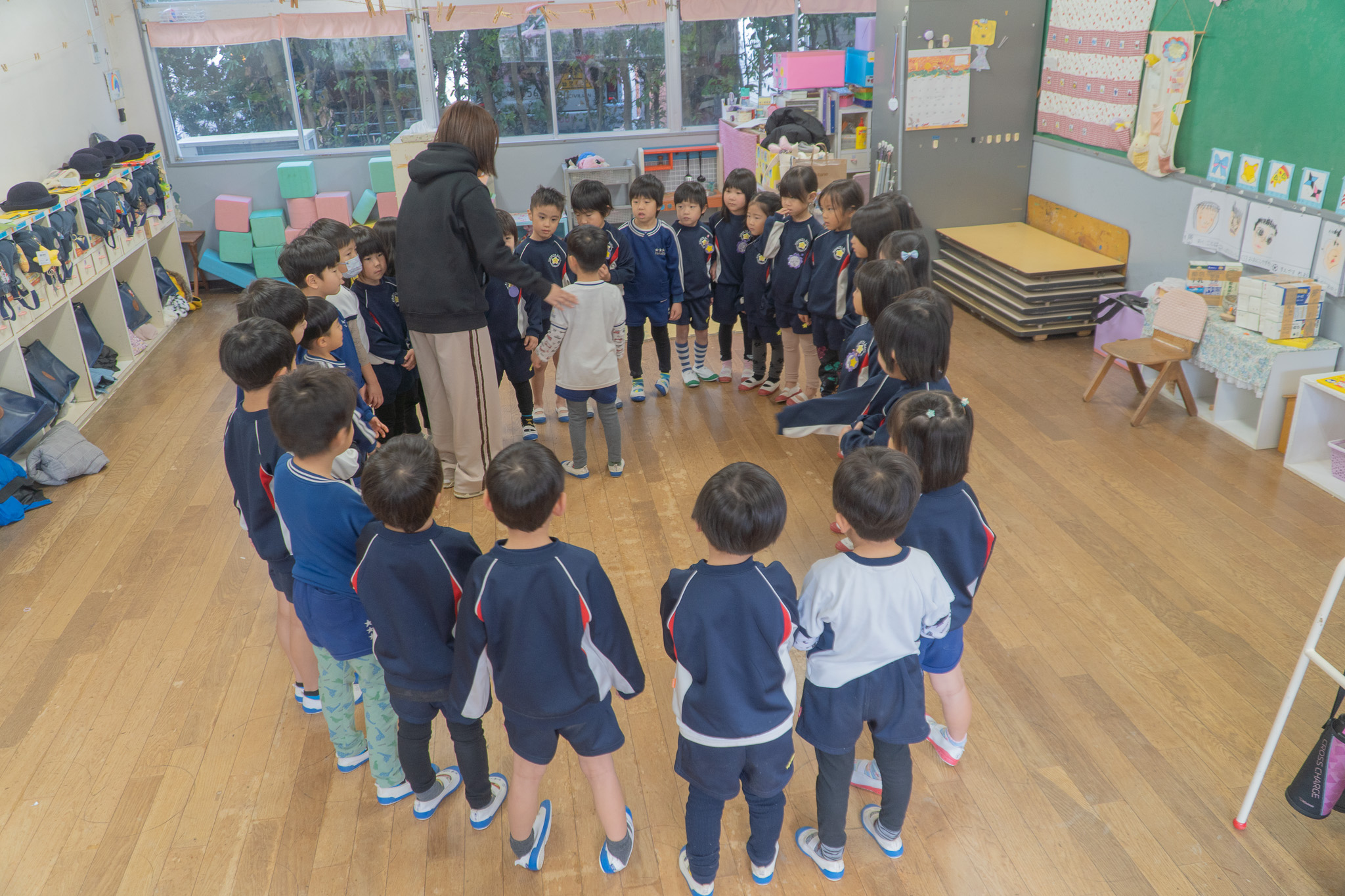 輪になって待つ子どもたち