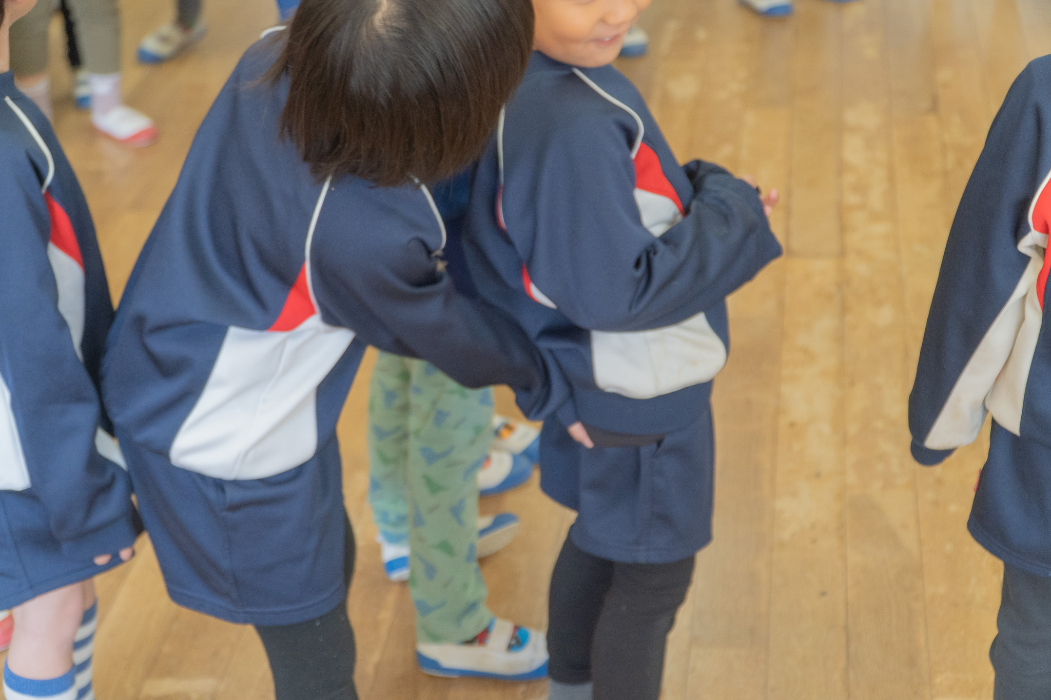 たたかれた子がつながる様子