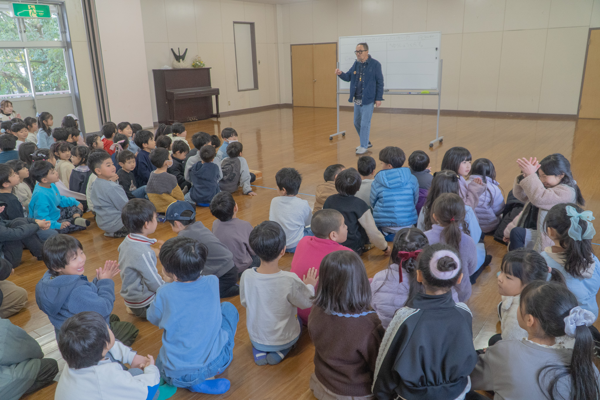 じゃんけんゲームで盛り上がる様子