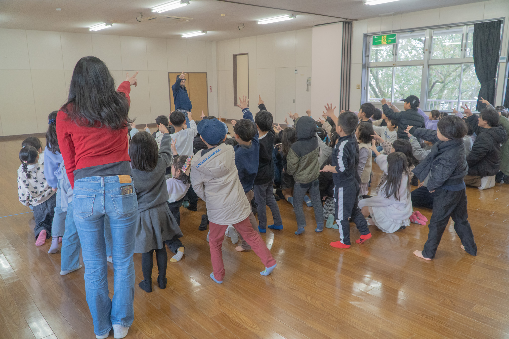 元気よく手を挙げる子どもたち