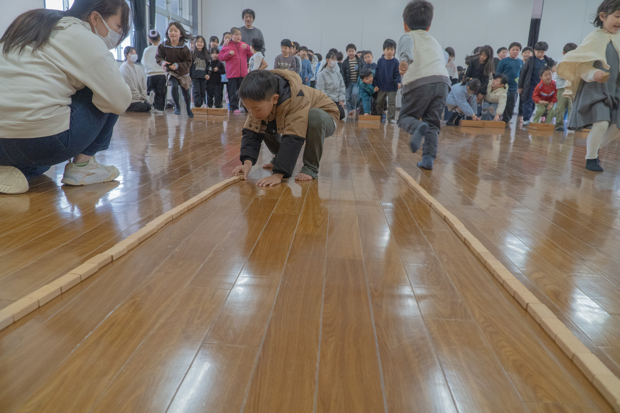 積み木を並べる子ども