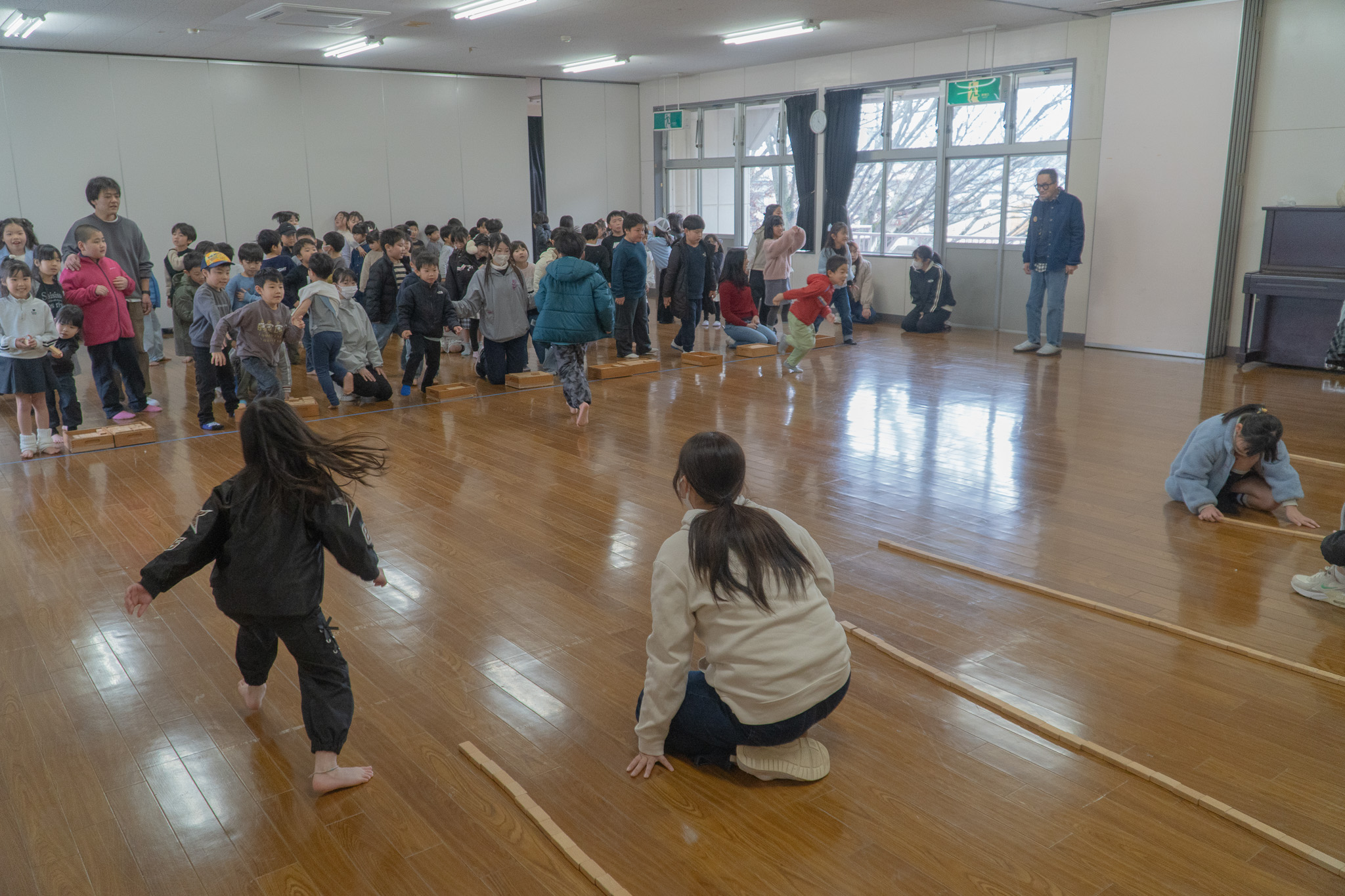 協力して積み木を並べる様子