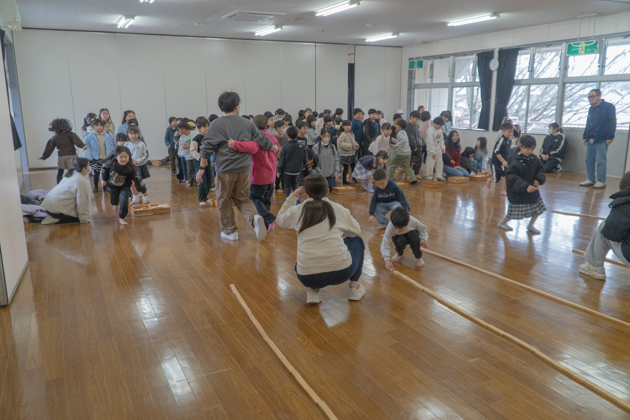にぎやかなホールの様子