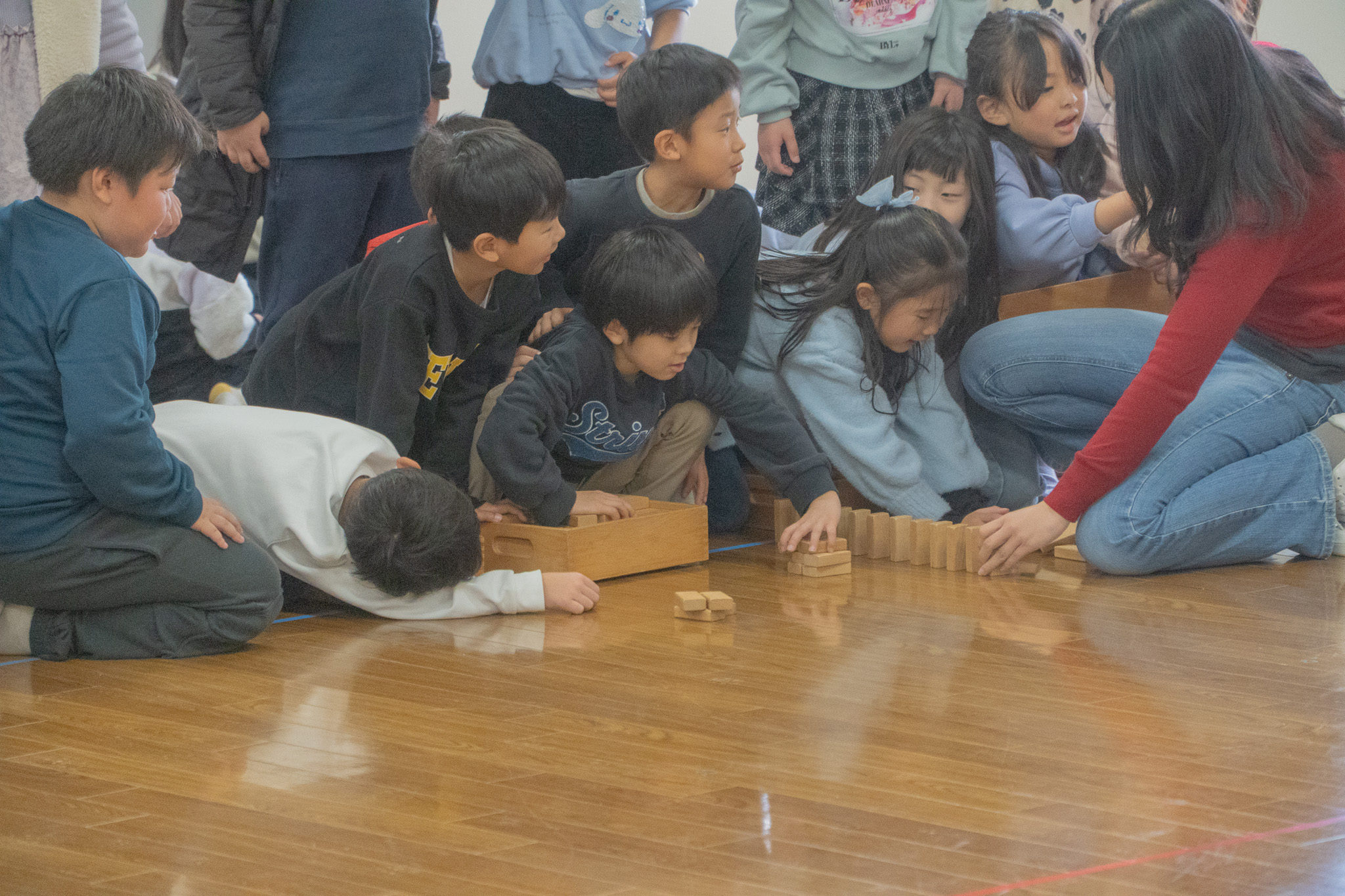 協力する子どもたち