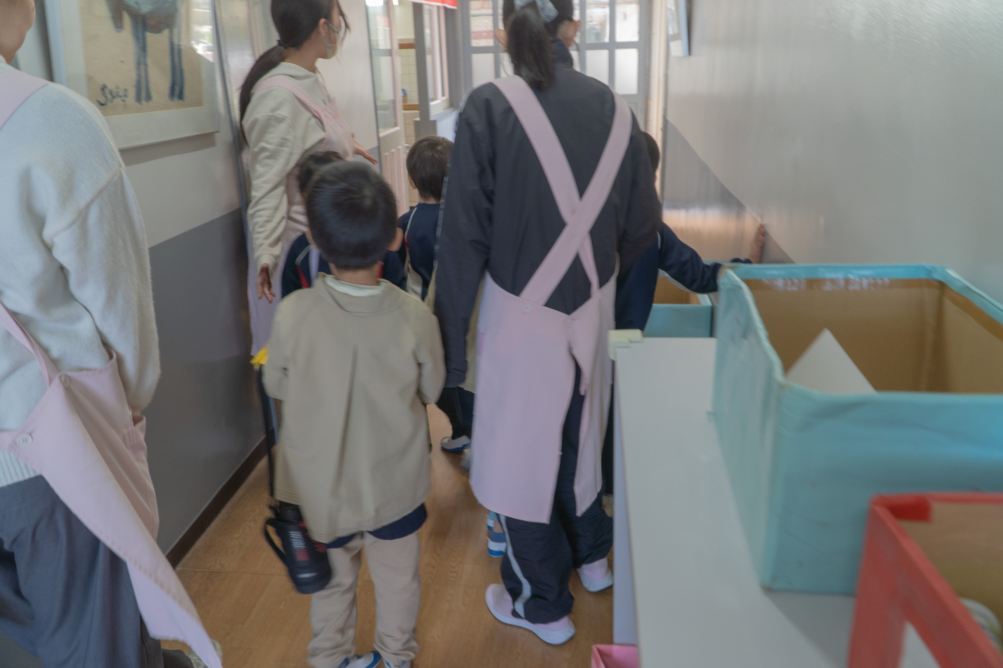 お弁当を持って、ひみつの部屋を探しに出発する子どもたち