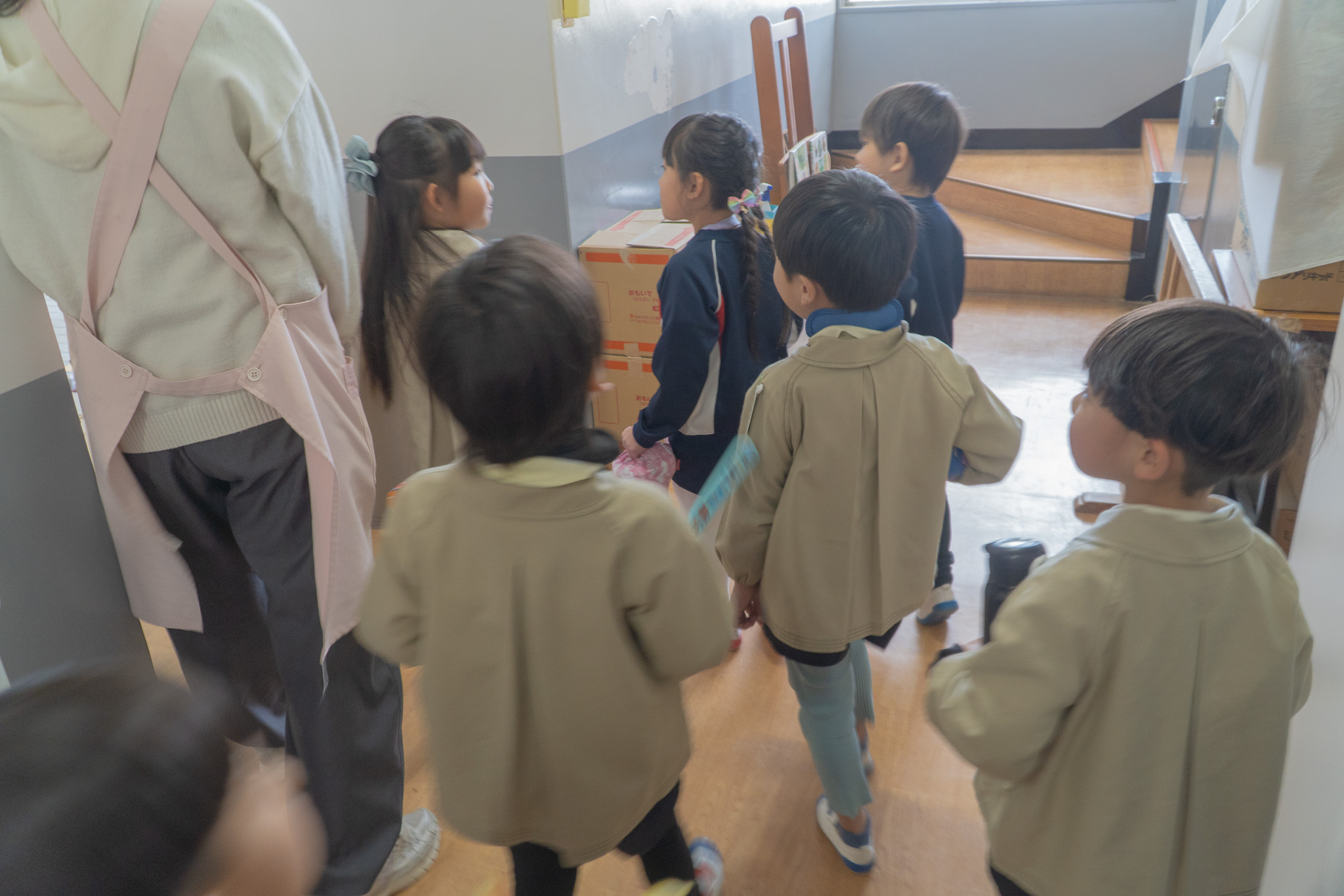 先生と一緒に部屋を探す子どもたち