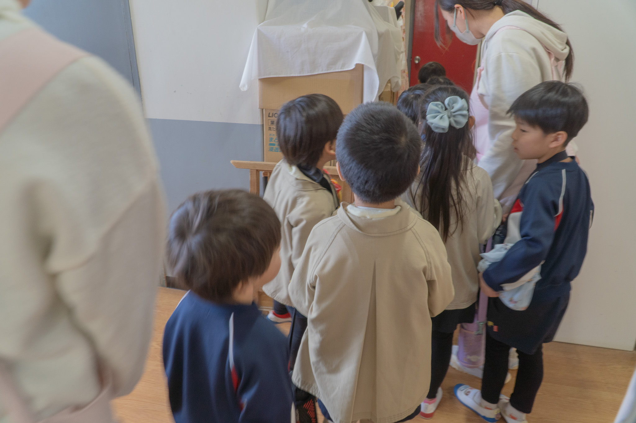 先生のそばで集まる子どもたち