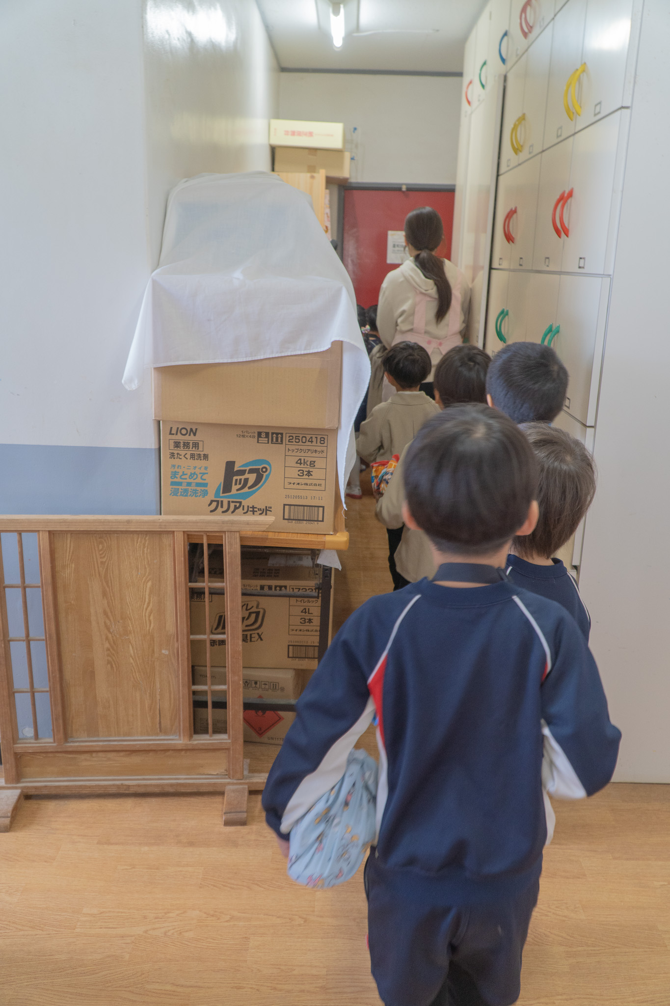 廊下を進む子どもたちの後ろ姿