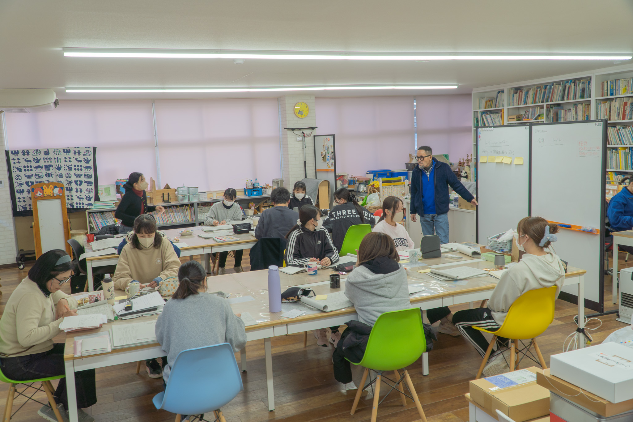 子どもの生活をテーマに2学期の振り返りを行う先生たち