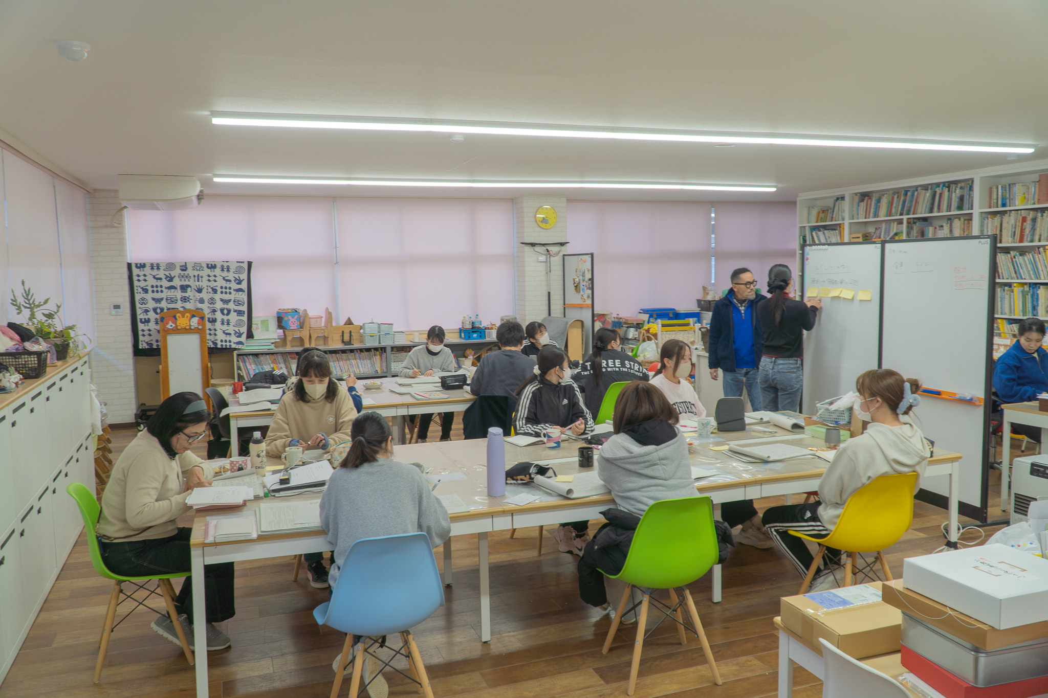 幼稚園と小さな星の保育園の先生が一緒にディスカッション