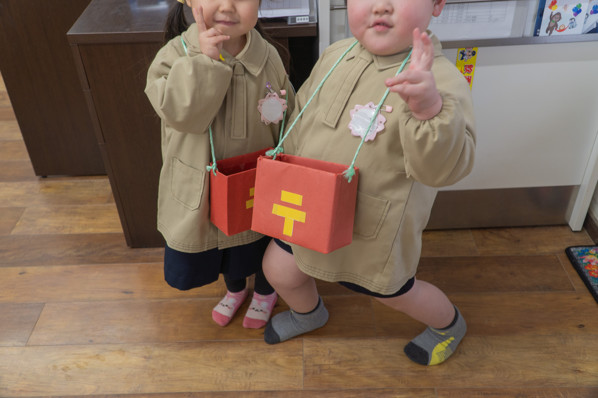 年少クラス おてがみやさん ポストを下げた子どもたち