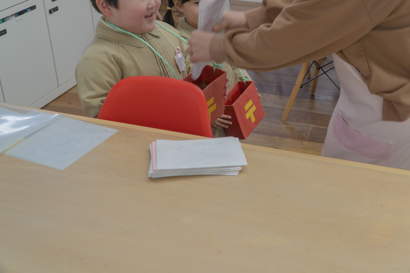 先生から手紙を受け取る子どもたち