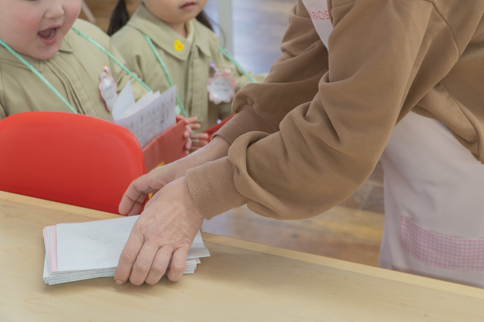 手紙を大切に運ぶ年少児
