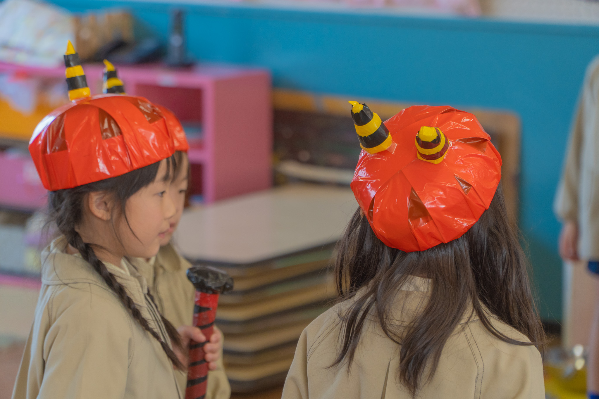 劇の練習をする子どもたち