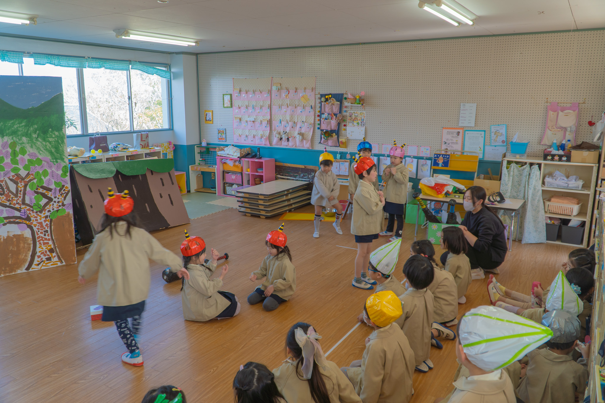 劇を見守る子どもたち