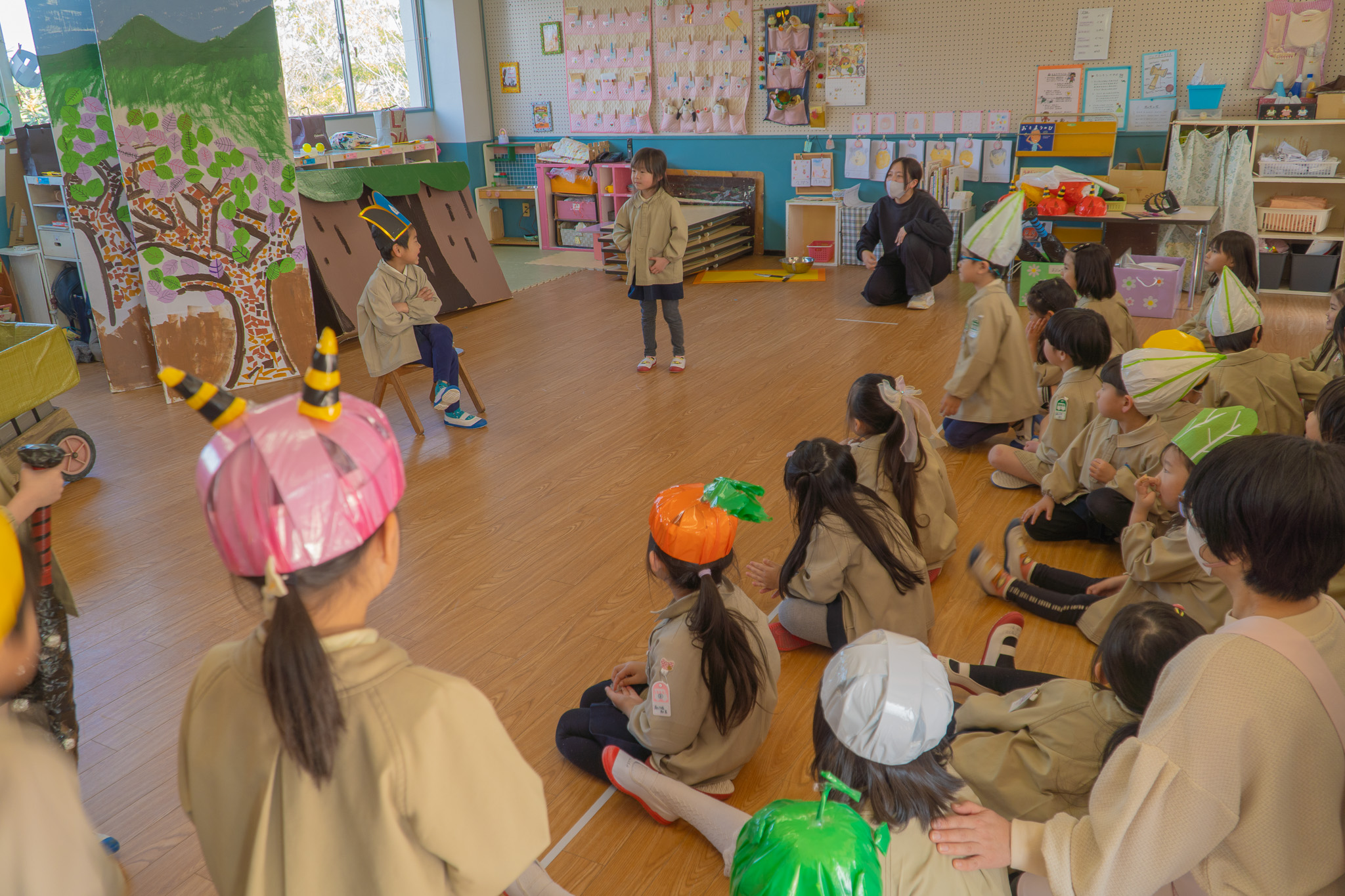 真剣に見守る子どもたち