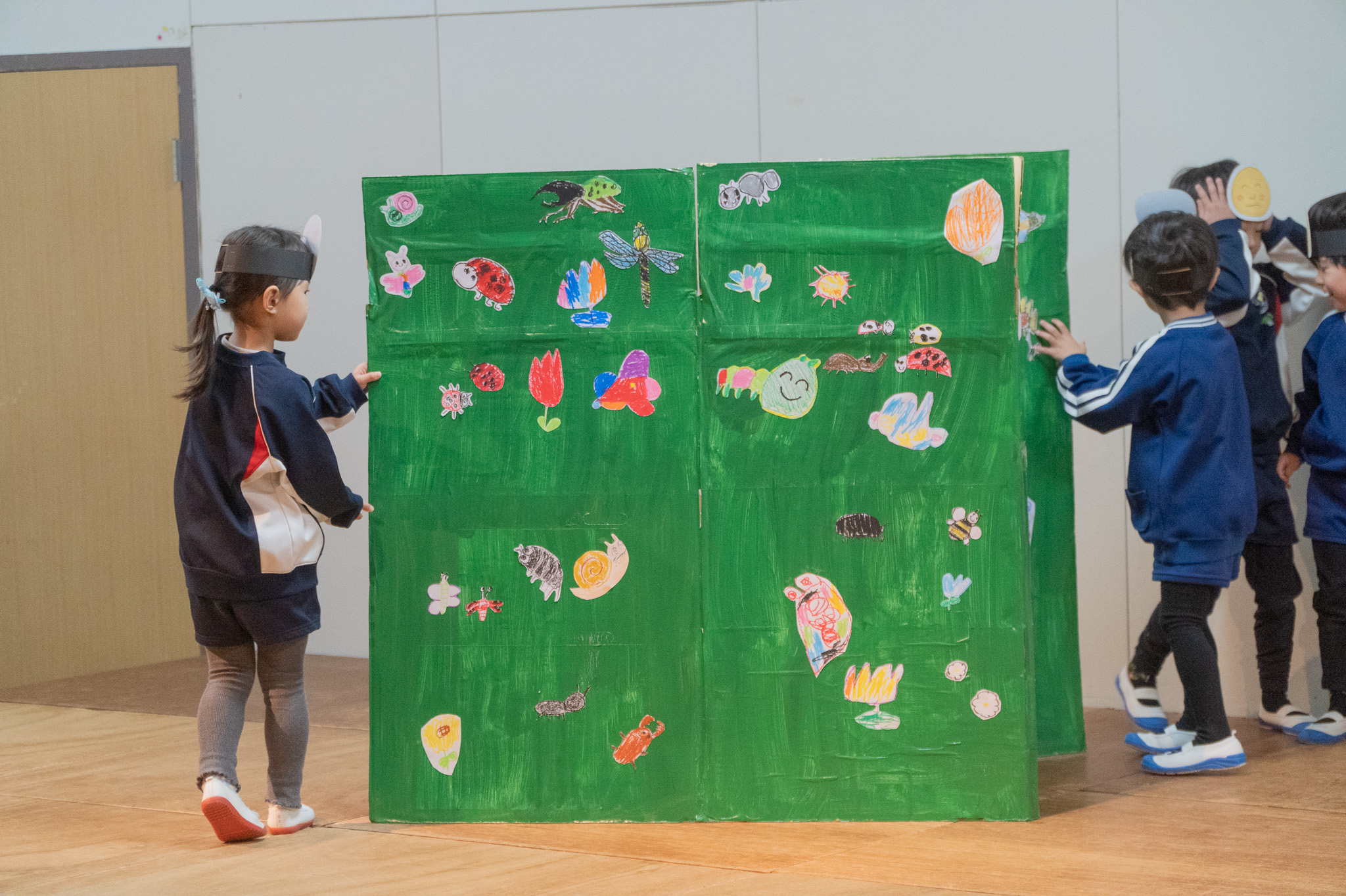 背景を運ぶ子どもたち