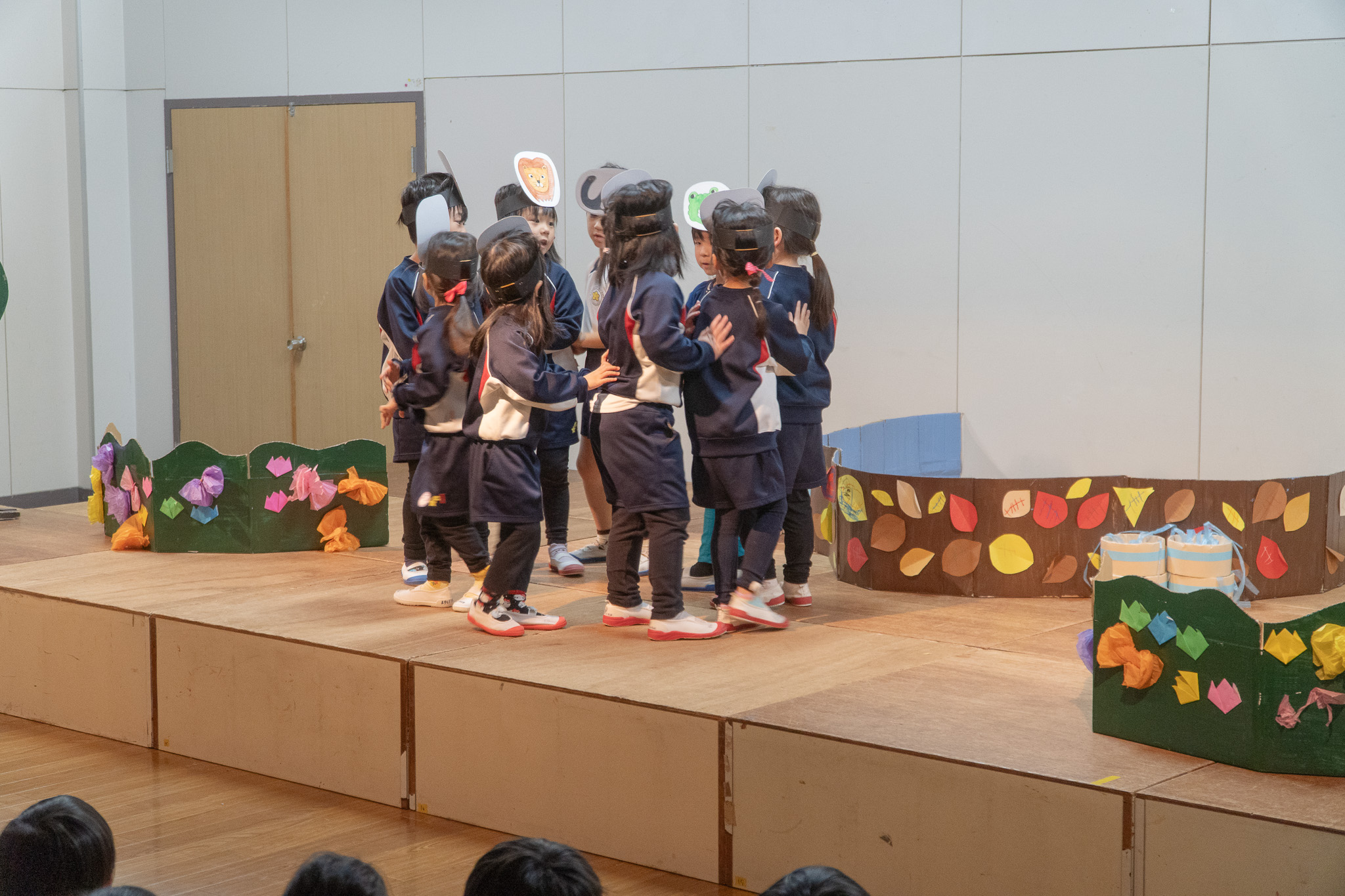 話し合いながら動く子どもたち