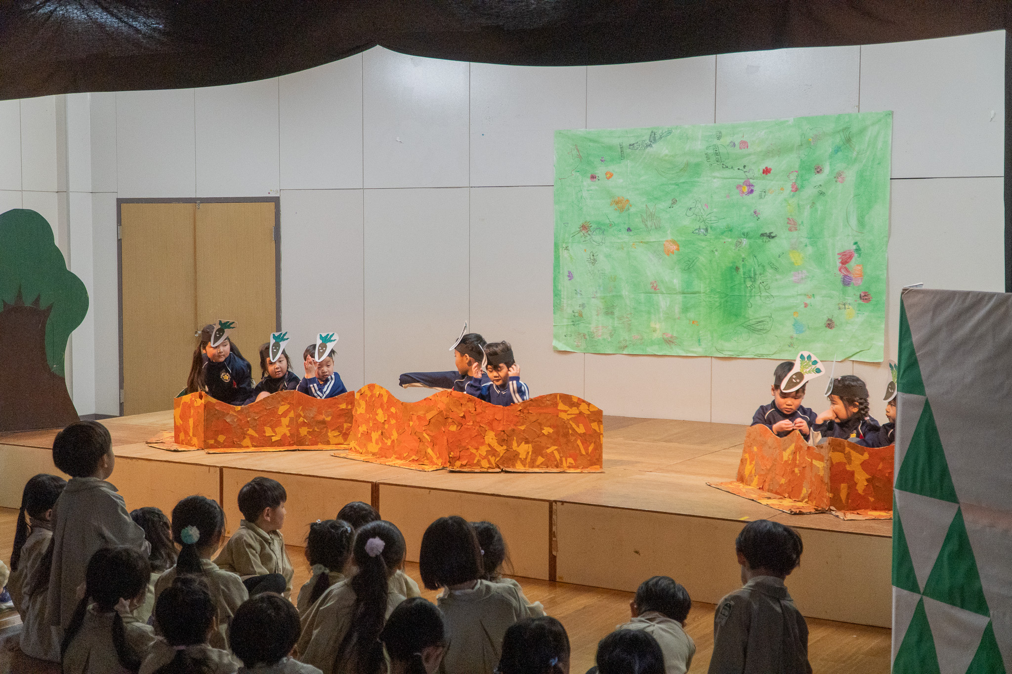 物語の場面を演じる子どもたち