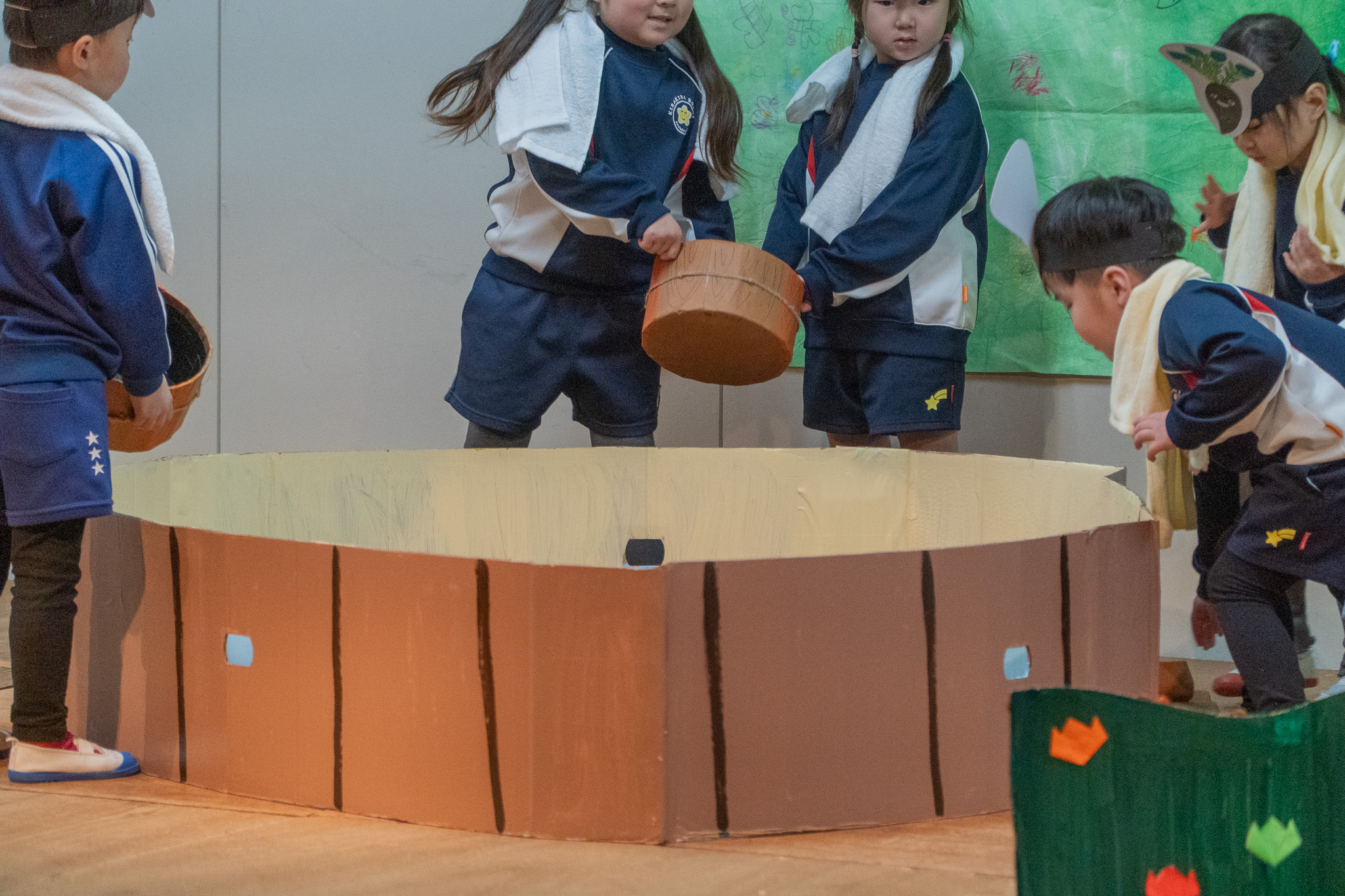 道具を使って演じる様子