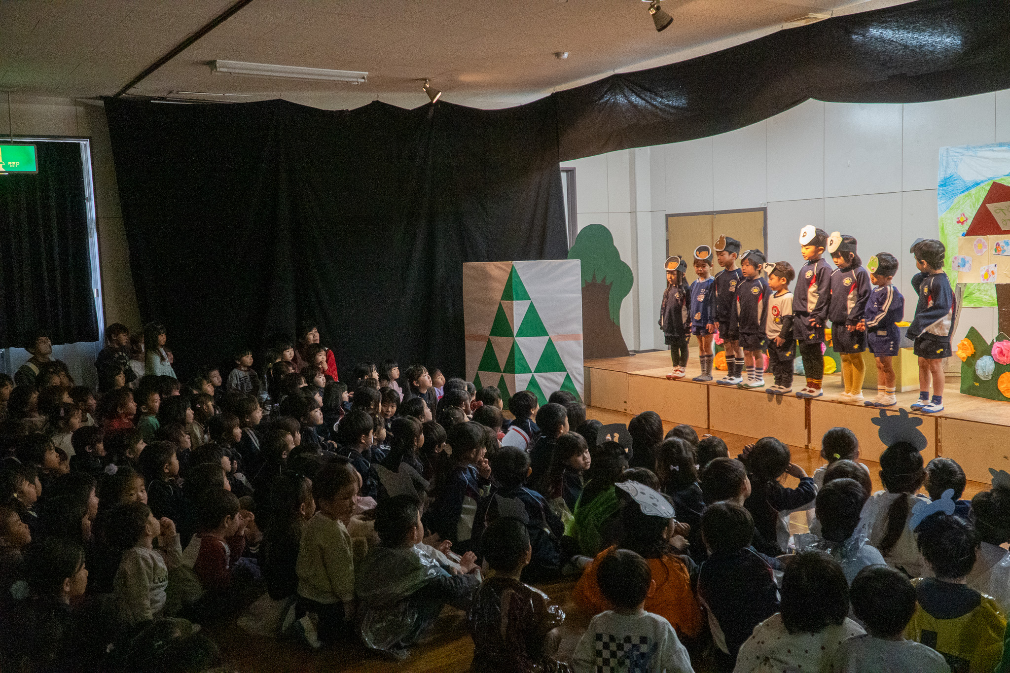 観客の前で演じる様子