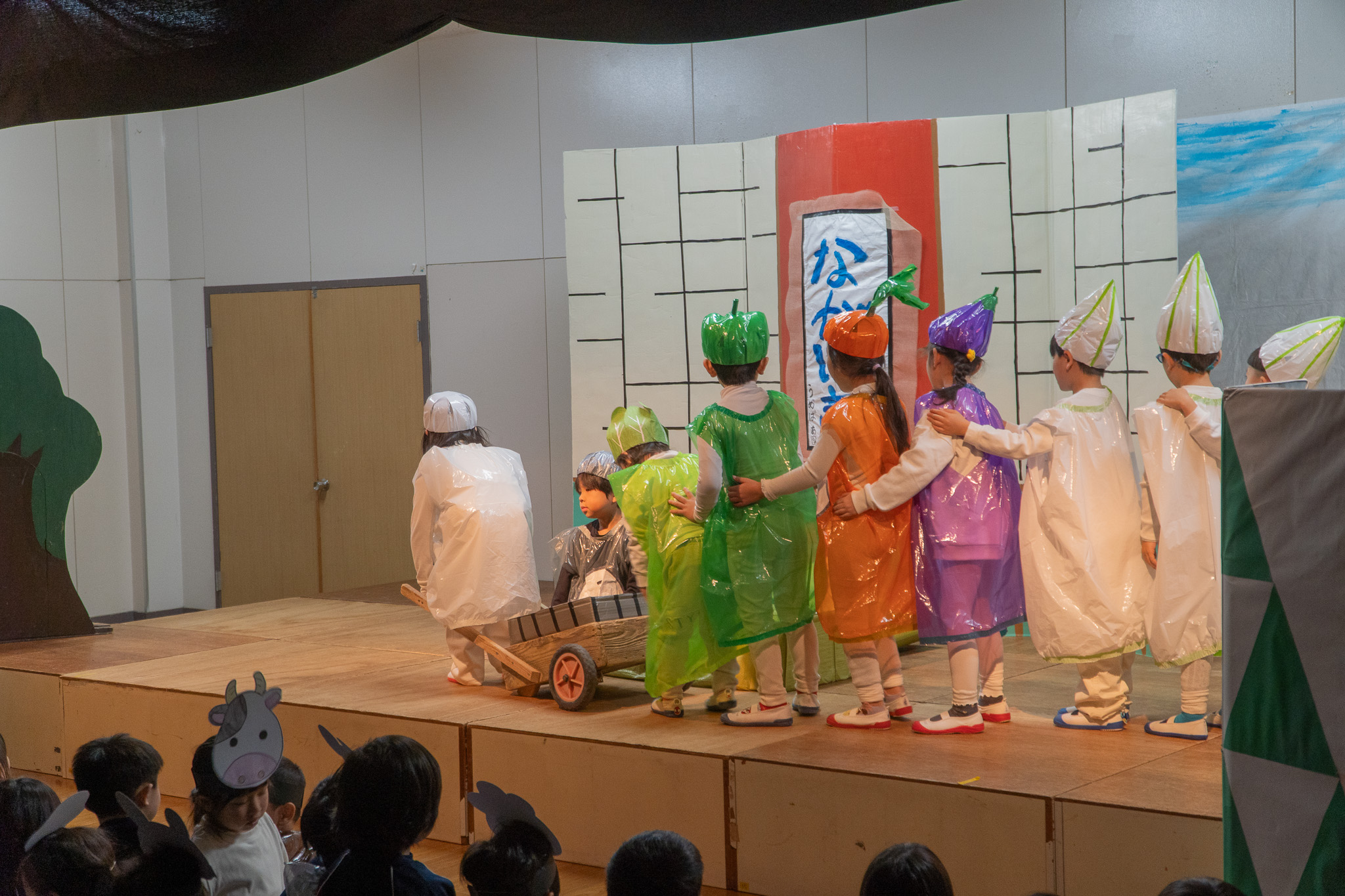 衣装を着て演じる子どもたち