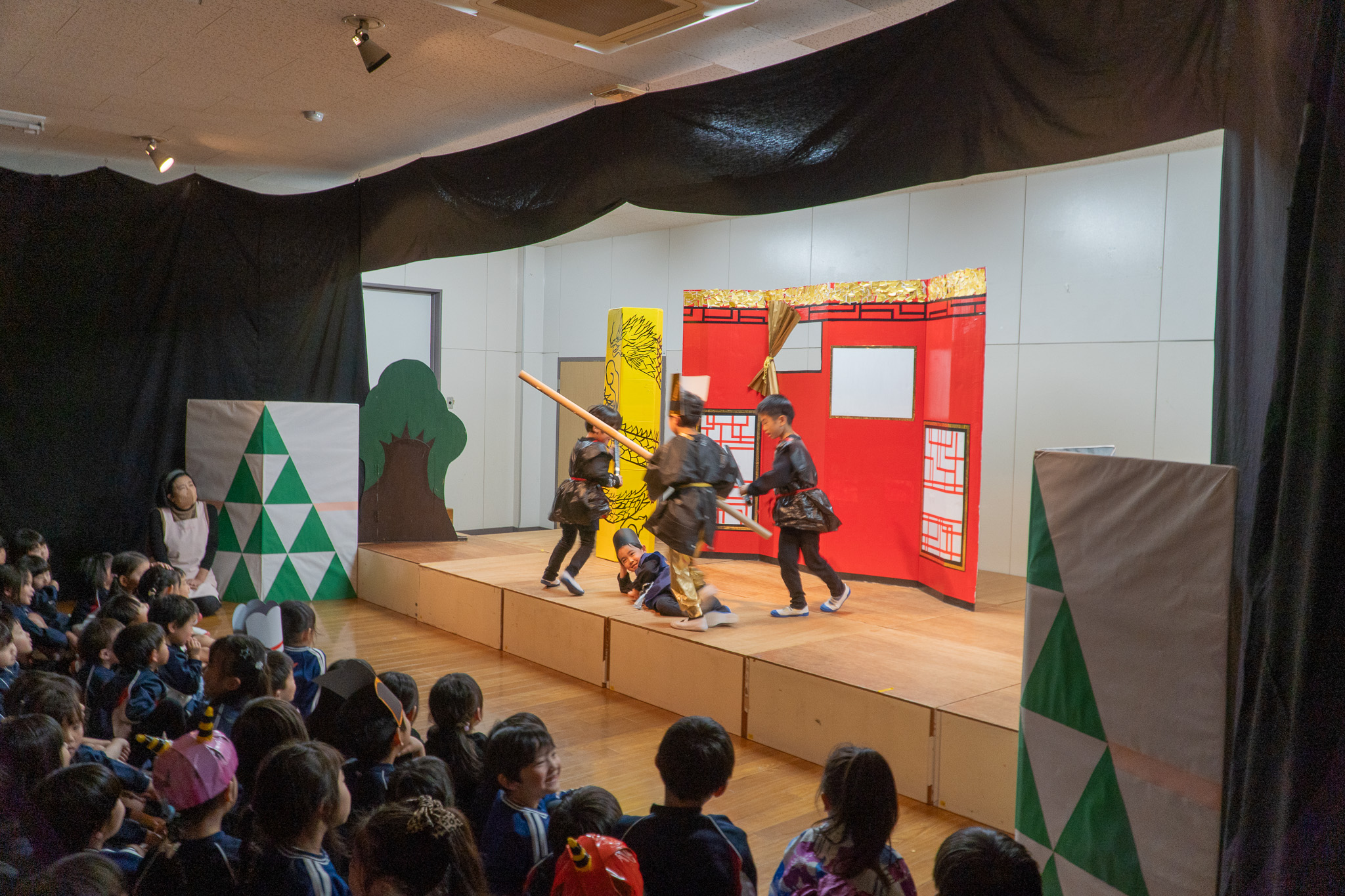 舞台上で動き回る子どもたち