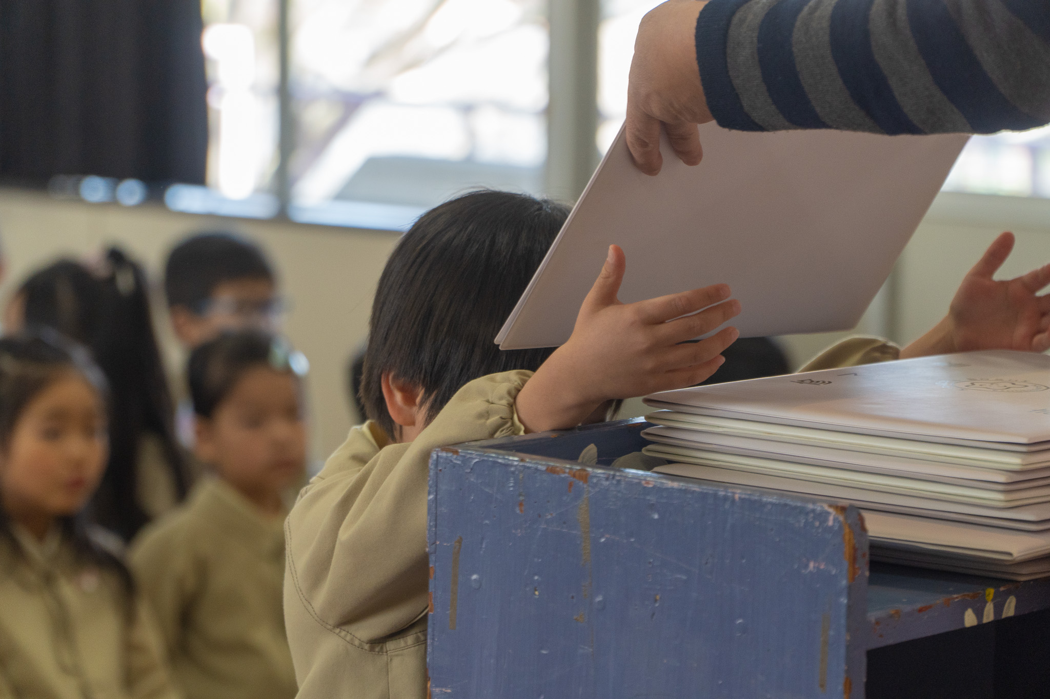 修了証書を受け取る練習