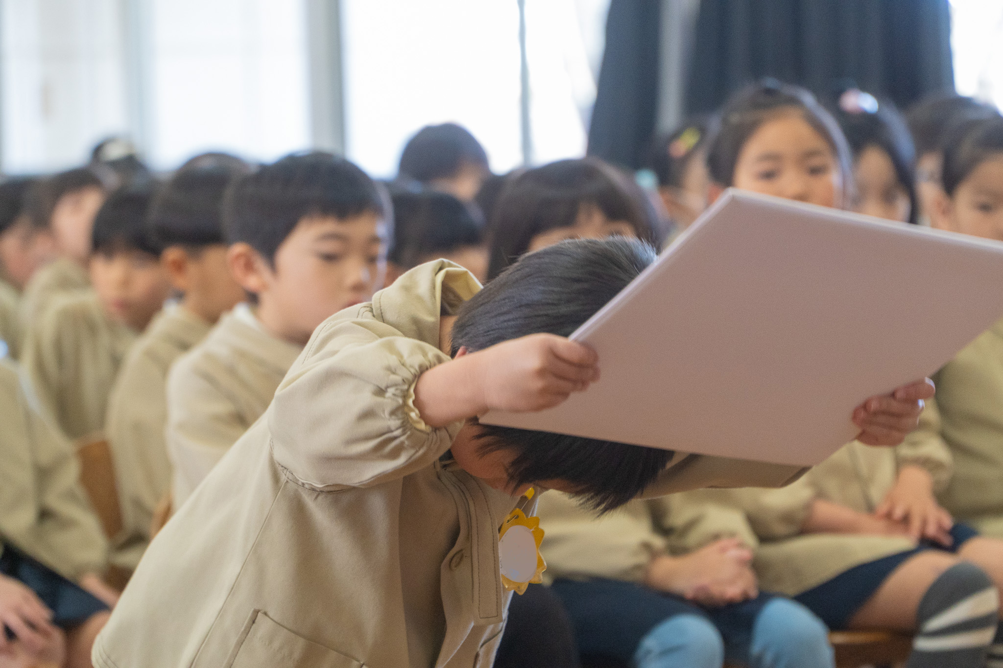 証書を掲げる子ども