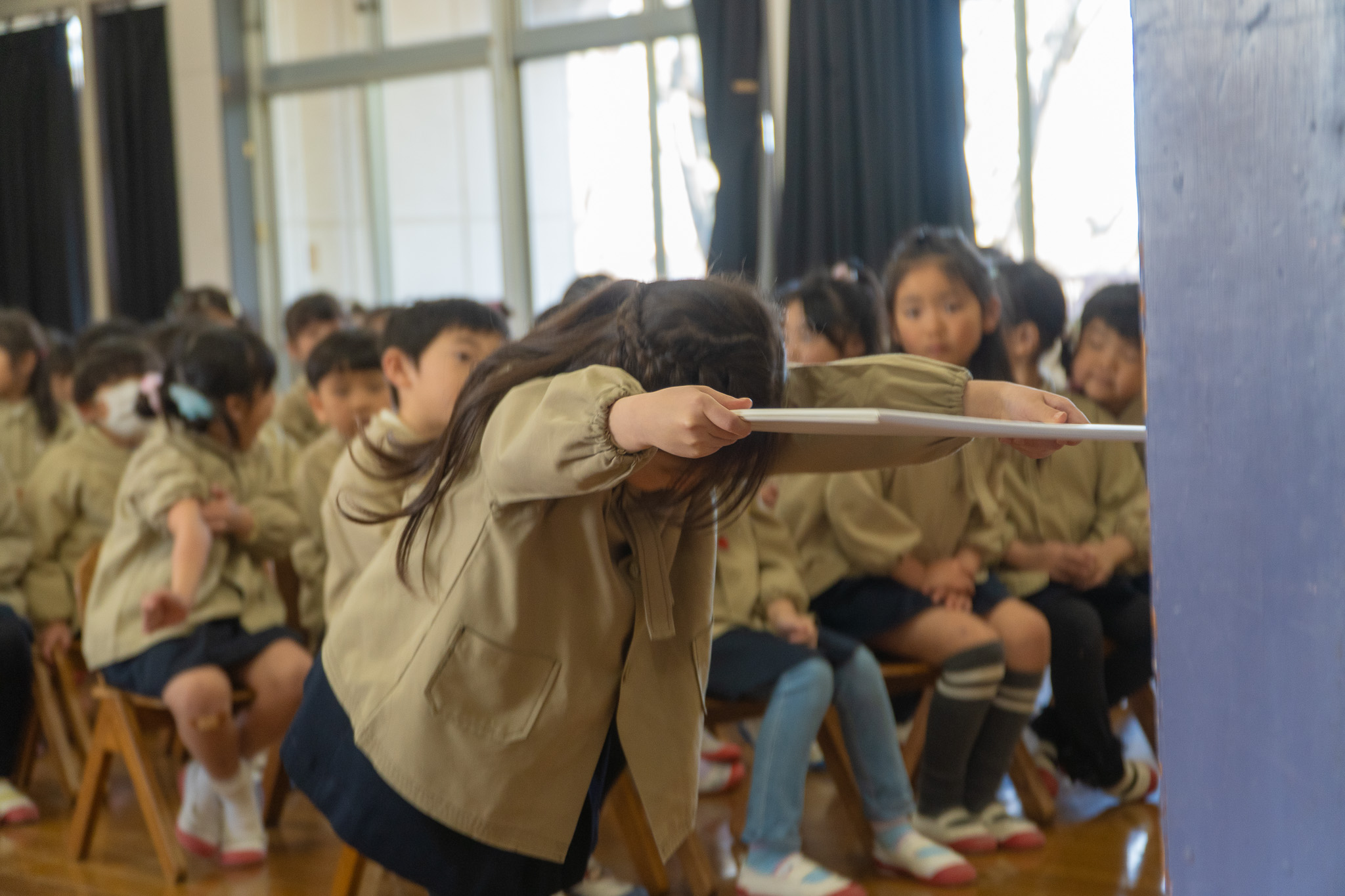 修了証書を掲げる園児