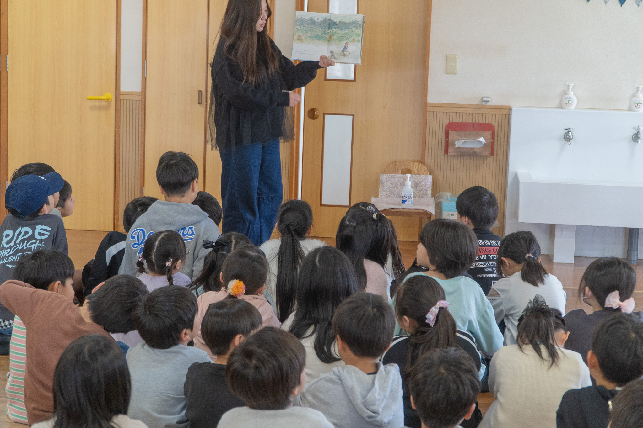 絵本を紹介する先生