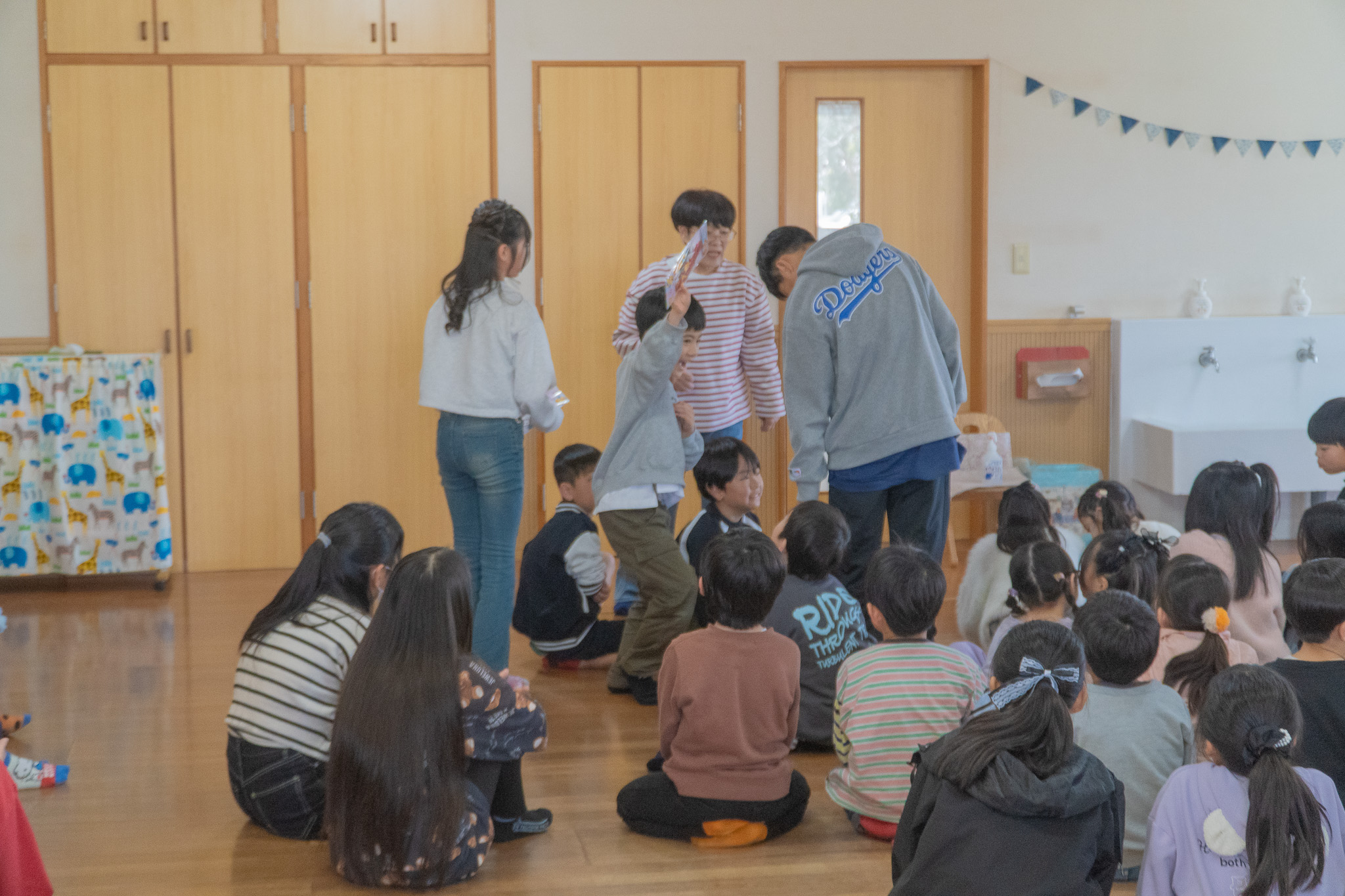 絵本に見入る子どもたち