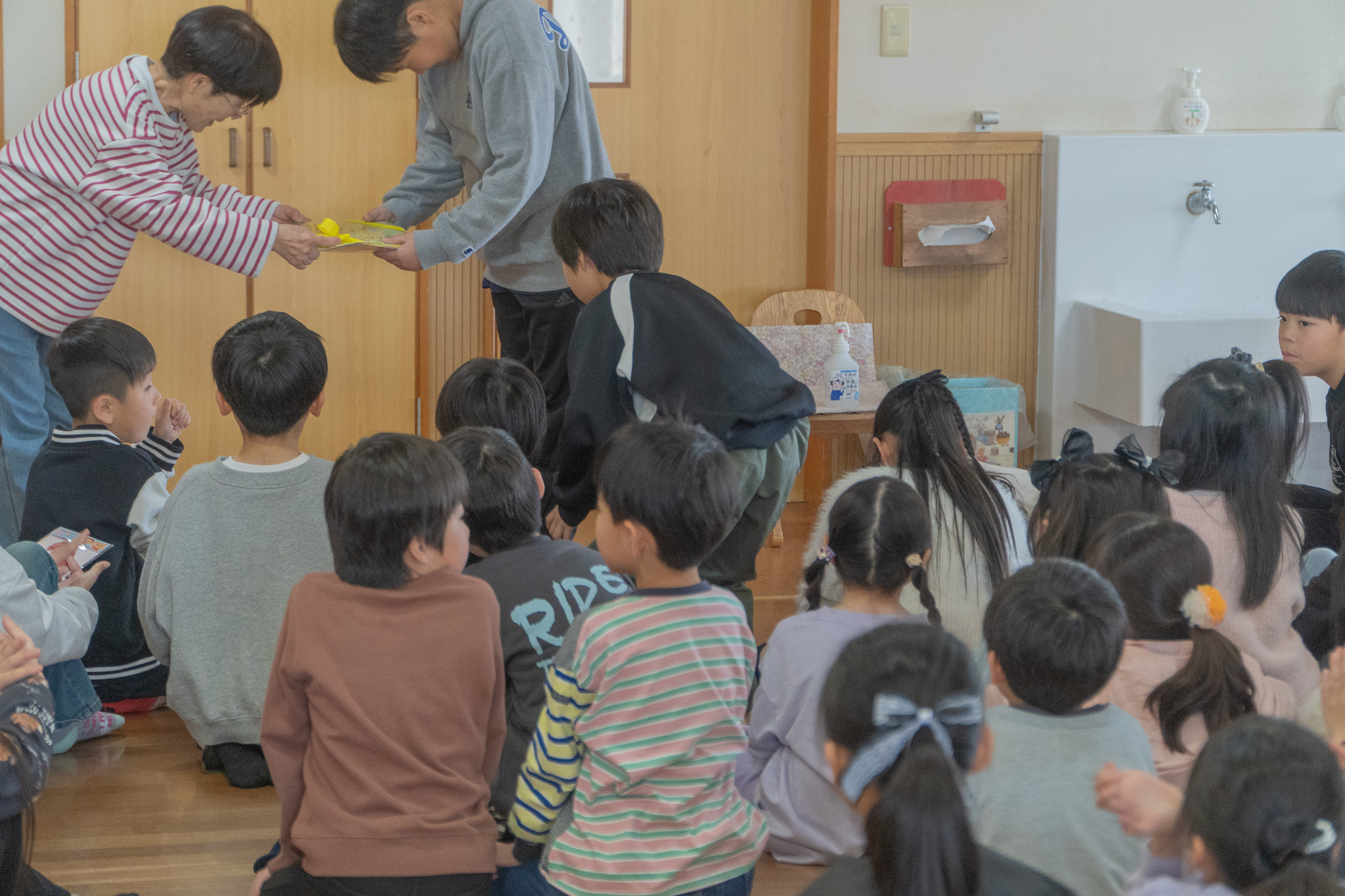 プレゼントを受け取る子ども
