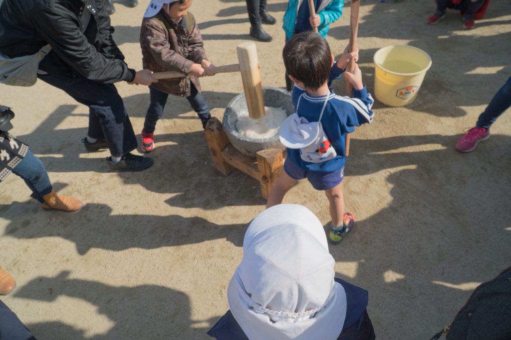 きらきら星幼稚園もちつき大会のおもちを石うすときねでつくようす