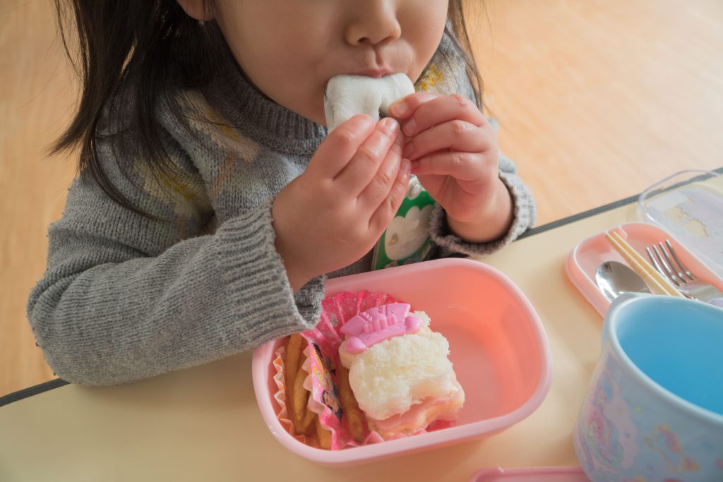 きらきら星幼稚園もちつき大会おもちを食べる様子