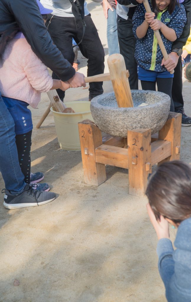 きらきら星幼稚園もちつき大会のおもちを石うすときねでつくようす