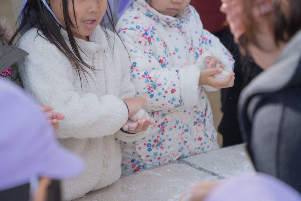 きらきら星幼稚園もちつき大会のおもちをまるめる様子