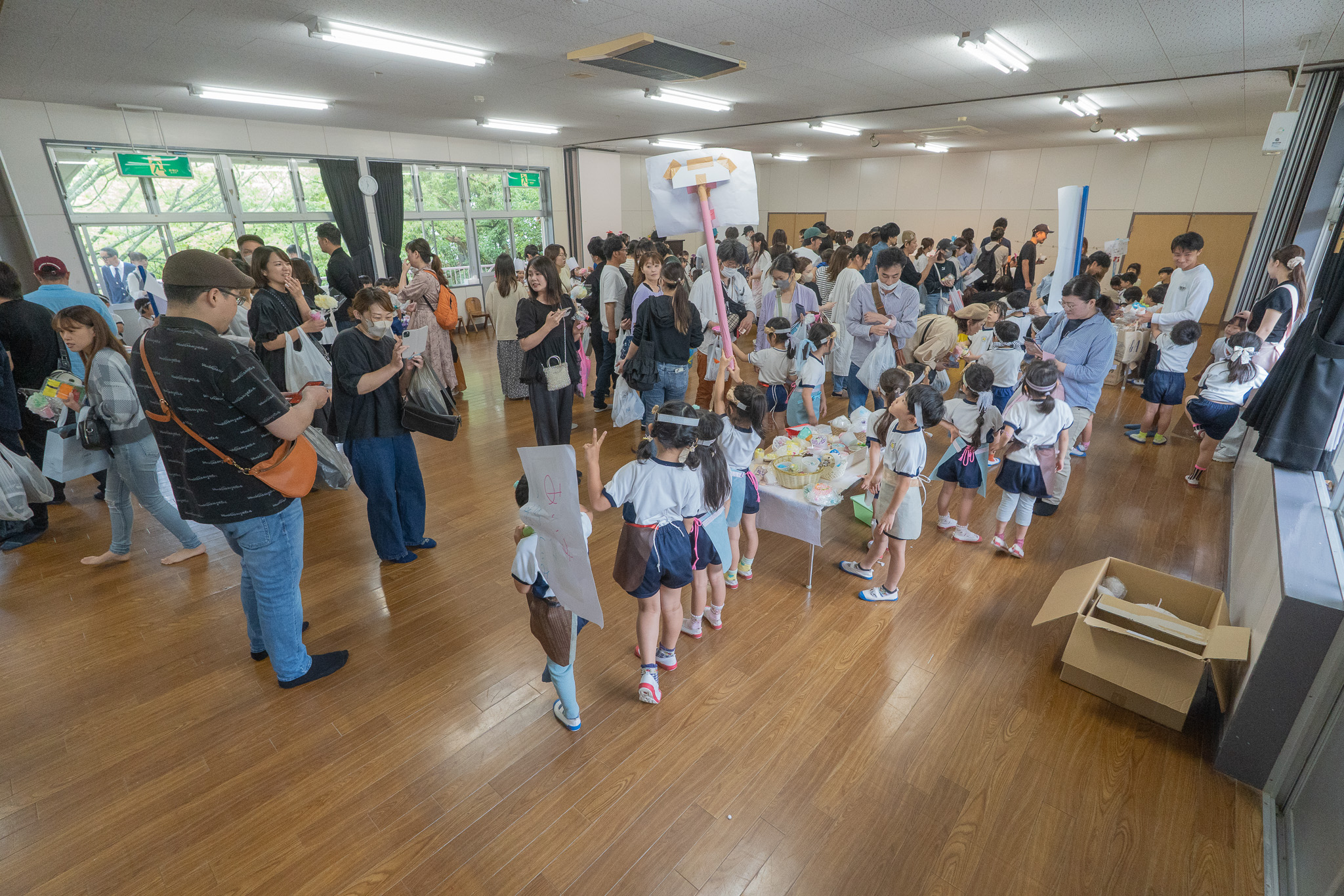 保護者も参加したにぎやかな会場の様子