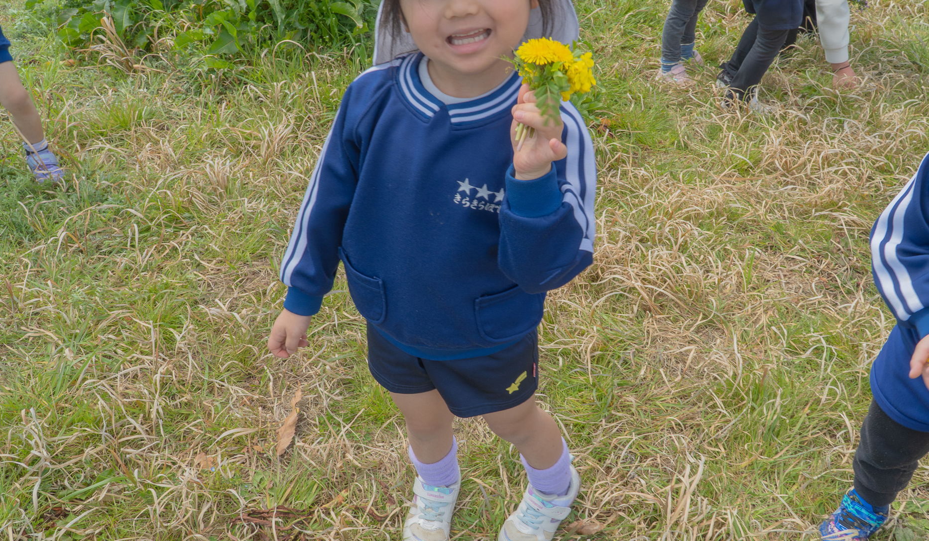 たんぽぽを持つ子ども