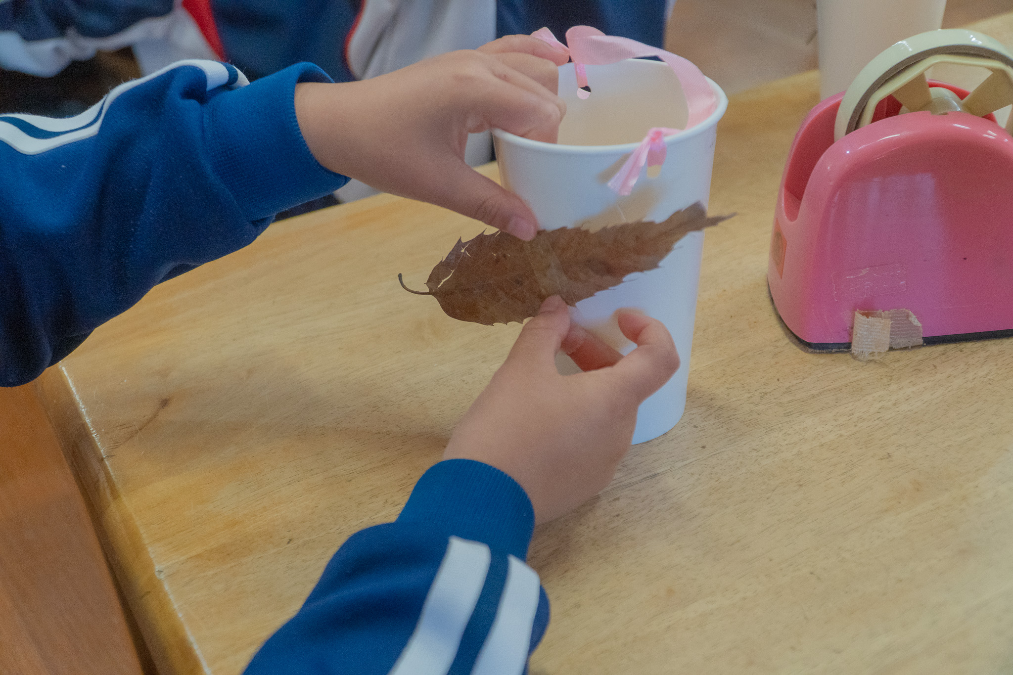 葉っぱを貼る様子