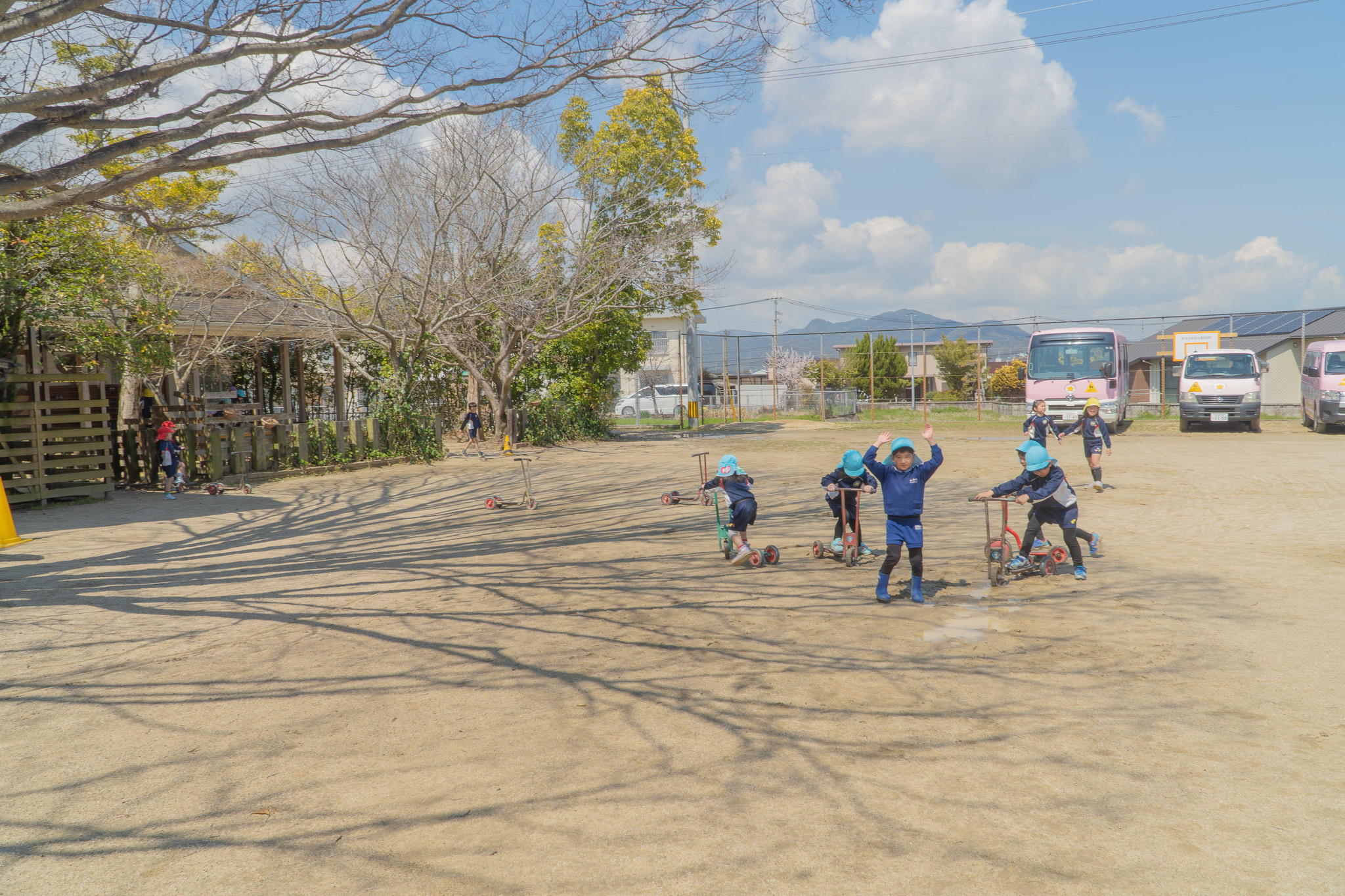 園庭で遊ぶ子どもたち